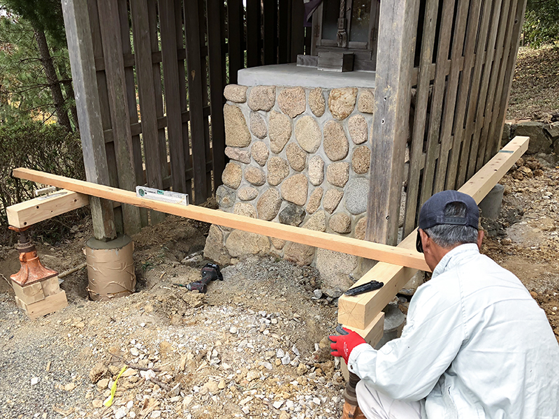 祠及び屋根の曳家工事